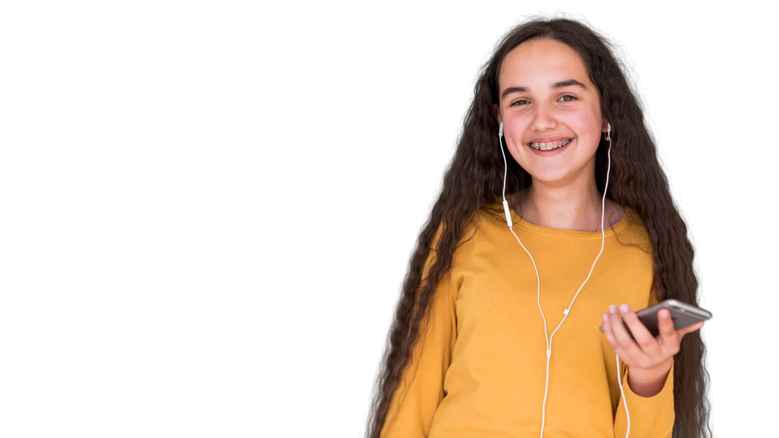Garota ouvindo música e feliz