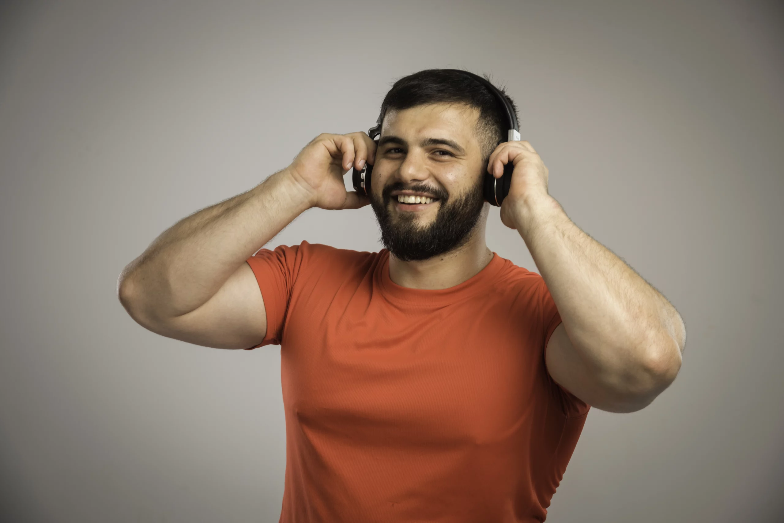Homem muito feliz com os seus headphones